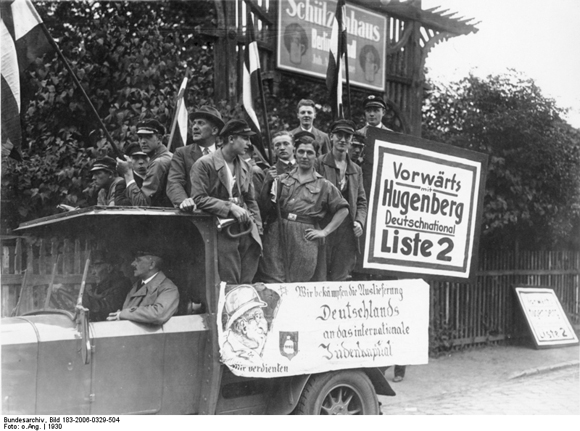 Propagandaumzug der Deutschnationalen Volkspartei in Berlin-Neukölln mit antisemitischem Plakat (August-September 1930)